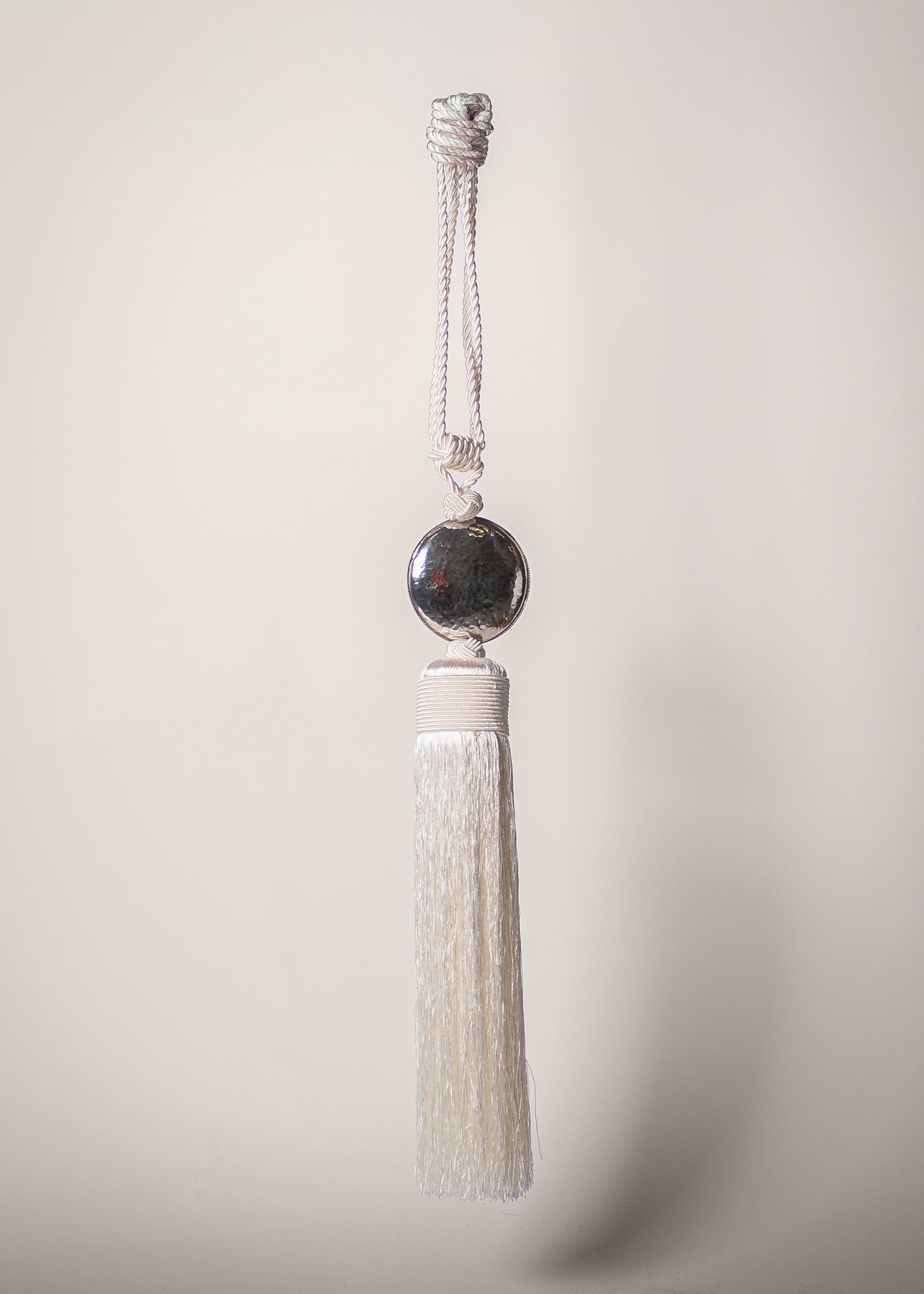 CURTAIN HANGER - WHITE