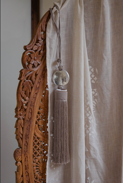 CURTAIN HANGER - GREY