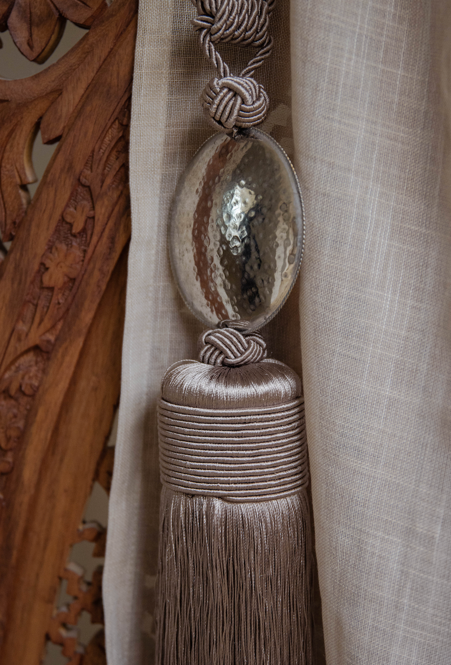 CURTAIN HANGER - GREY