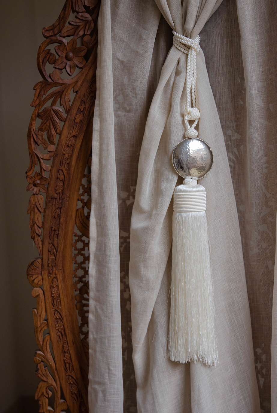 CURTAIN HANGER - WHITE