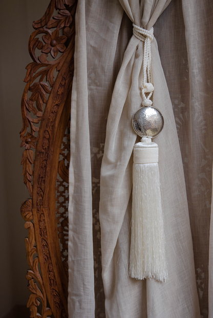 CURTAIN HANGER - WHITE
