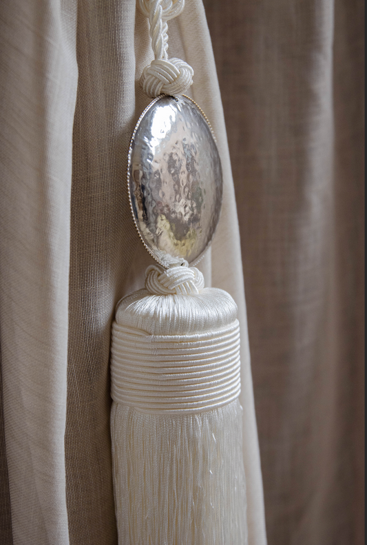 CURTAIN HANGER - WHITE