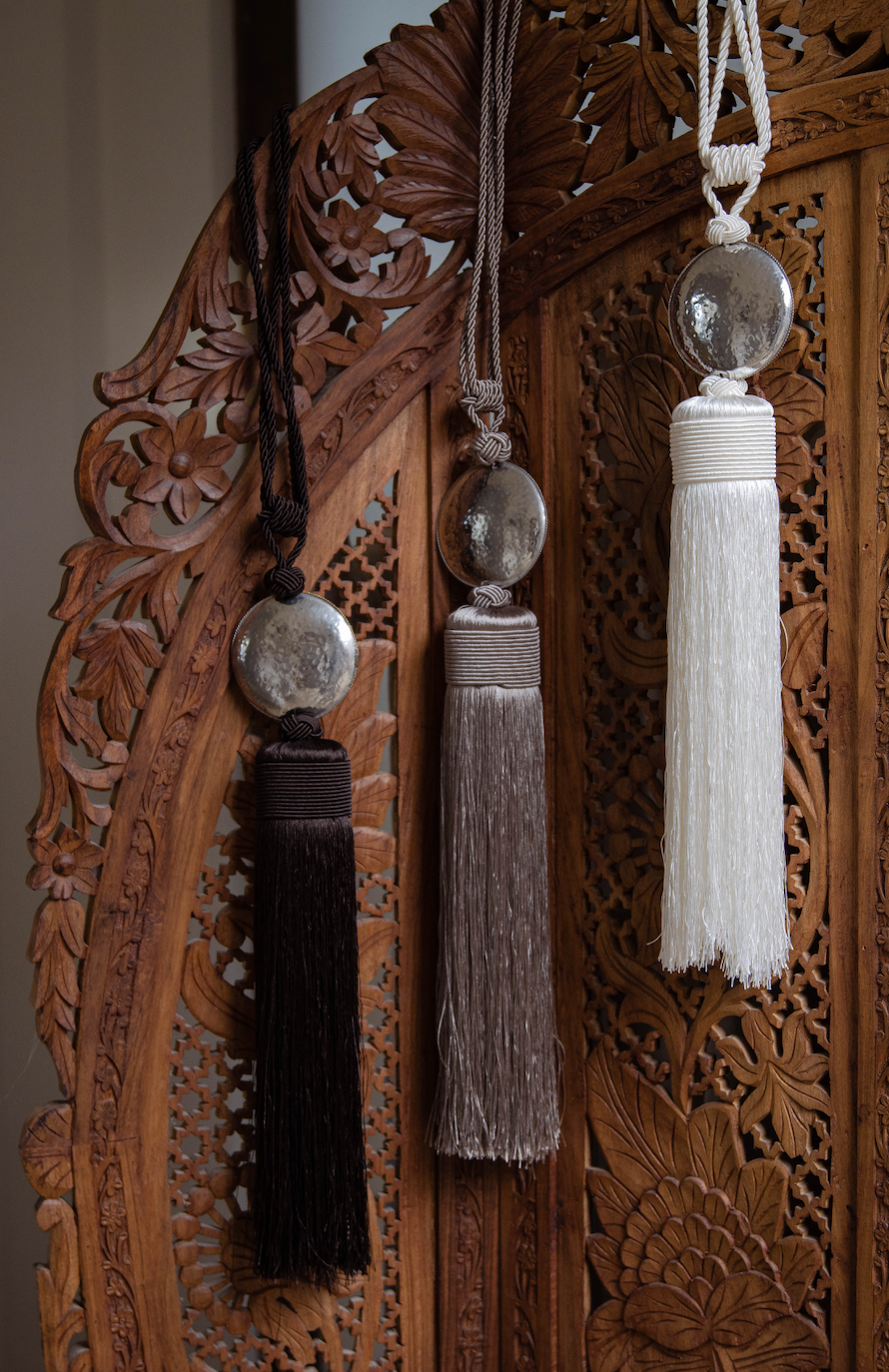 CURTAIN HANGER - BROWN